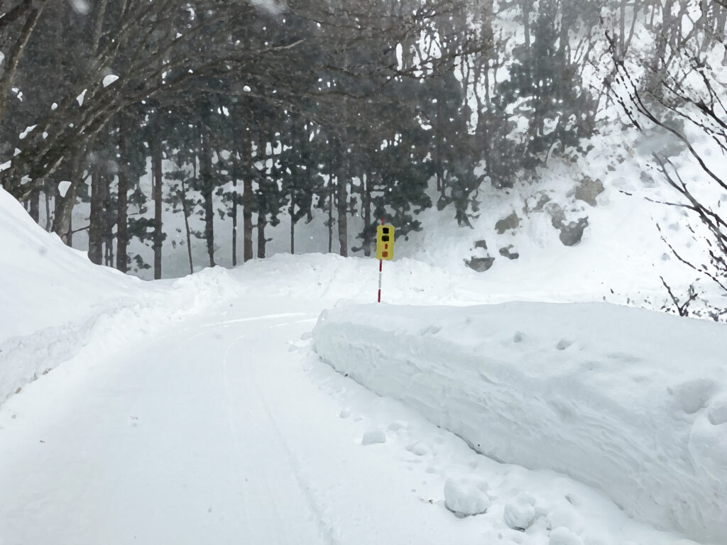 フリー素材背景【積雪の車道（山道）】