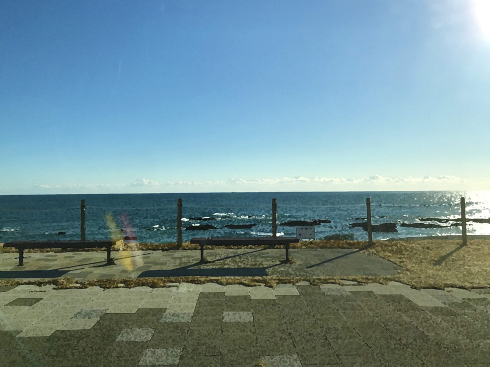 海とベンチ
